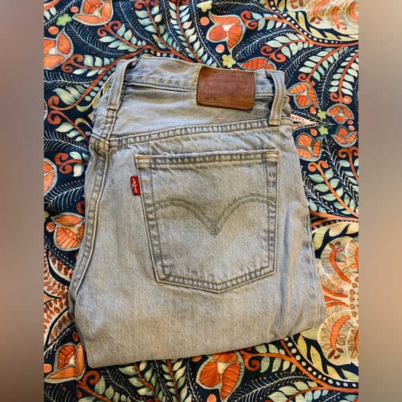 Levi’s 501 Light Wash Distressed Skinny Jeans - Picture 3 of 8